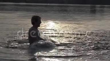 欢乐的人在夕阳西下，在湖中扬起溪水